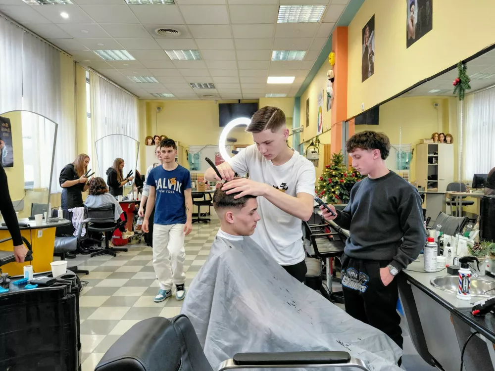 Kranj dobrodelno striženje dijakov