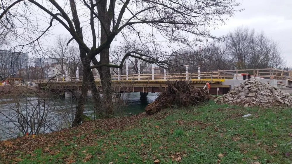 Novi most v Ljubljani, dolg 72 metrov, že dobiva obliko