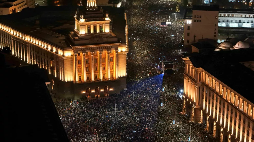 A drone view shows protesters demonstrating outside the parliament during an anti-government rally, in Sofia, Bulgaria, December 10, 2025. REUTERS/Spasiyana Sergieva