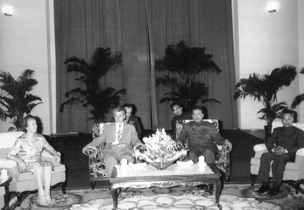 Pol Pot (v sredini desno) na srečanju z romunskim voditeljem Nicolaem Ceaușescujem ob njegovem obisku Kambodže leta 1978 / Foto: Wikipedija