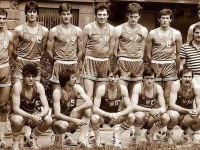 Jugoslovanska ko&scaron;arkarska reprezentanca v najbolj&scaron;i postavi, spodaj med Dalipagićem in Slavničem, drugi z desne čepi Peter Vilfan.  / Foto: Facebook Petera Vilfana