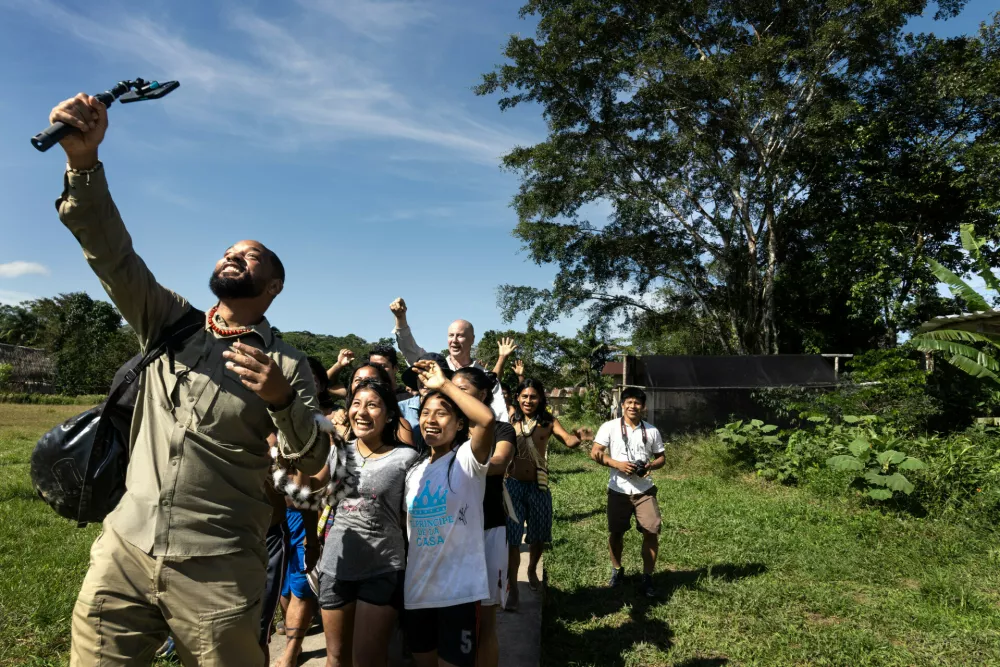 Will Smith walks with the Waorani community during an expedition for find an anaconda. (credit: National Geographic/Kyle Christy) / Foto: Kyle Christy