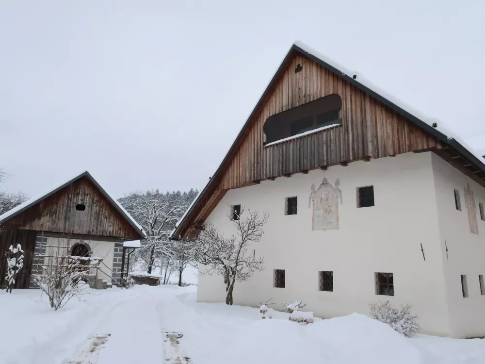 Vrbanova domačija, Brode v Poljanski dolini, lastnica Slavica Peternel, nagrada &Scaron;ole prenove za obnovo, spomenik lokalnega pomena / Foto: Nata&scaron;a Bucik Ozebek