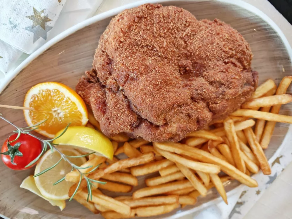 Ocvrta teletina s sirom in &scaron;unko - Cordon Bleu / Foto: Miha First