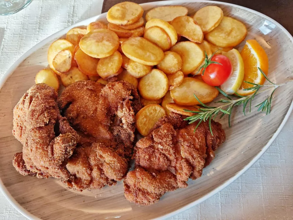 Ocvrt pi&scaron;čanček z dolarji / Foto: Miha First