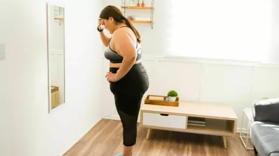 This is not healthy. Worried and sad fat woman using the scale and weighing herself / Foto: Antonio_diaz