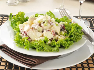 A Waldorf salad with lettuce, apple and walnuts / Foto: Msphotographic