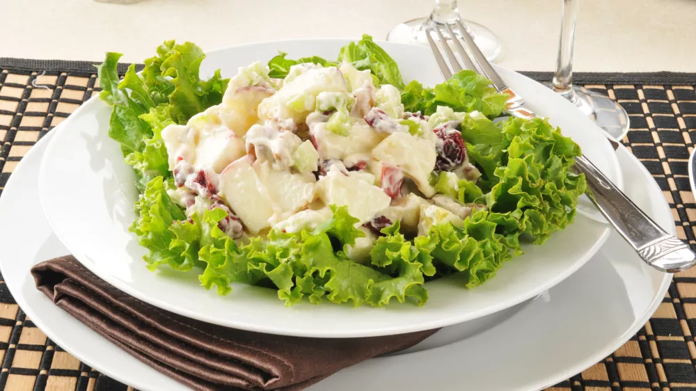 A Waldorf salad with lettuce, apple and walnuts / Foto: Msphotographic