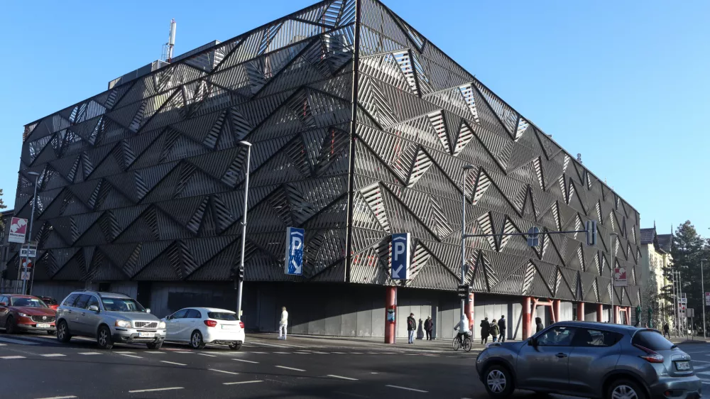 Parkirna hi&scaron;a &Scaron;entpeter (&Scaron;arabon)&nbsp;v Ljubljani. / Foto: Luka Cjuha