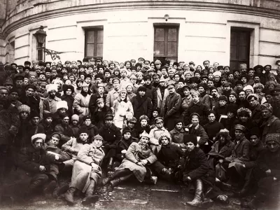 Vladimir Lenin, Kliment Voro&scaron;ilov, Lev Trocki&nbsp;in vojaki, v Petrogradu leta 1921 / Foto: Wikipedija