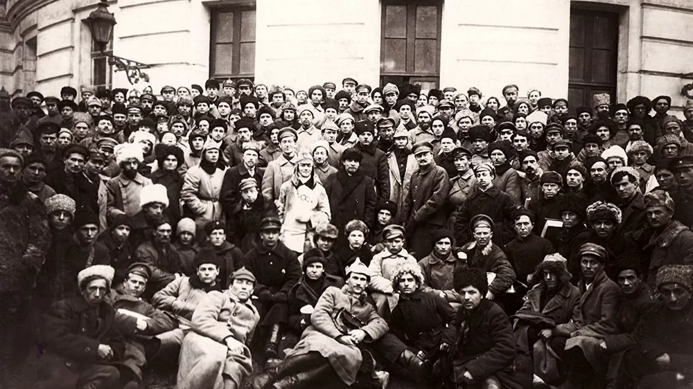 Vladimir Lenin, Kliment Voro&scaron;ilov, Lev Trocki&nbsp;in vojaki, v Petrogradu leta 1921 / Foto: Wikipedija