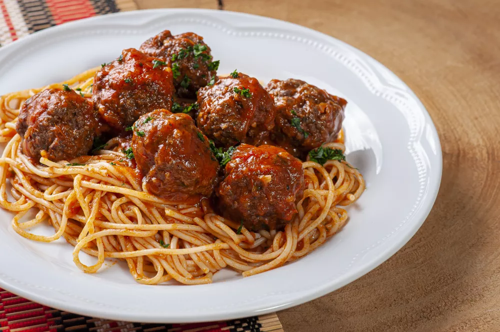Meatballs with tomato sauce and pasta - Almondegas. / Foto: Flavia Novais