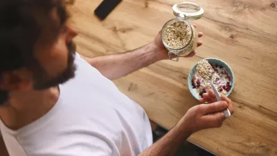 Oves sam po sebi ne vsebuje glutena. Vsebuje beljakovino, imenovano avenin, ki je glutenu podobna, a jo večina ljudi dobro prena&scaron;a. / Foto:&nbsp;Getty Images