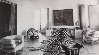 Zmajev fotelj (drugi z leve) kmalu po nastanku, ko je bil &scaron;e bele barve, kot del razstave del Eileen Gray. / Foto: Wikipedia