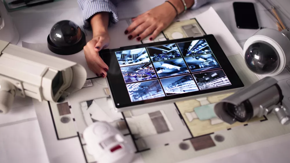 Architect Woman Using CCTV Camera To Monitor Office Construction Site. / Foto: Andreypopov, Getty Images