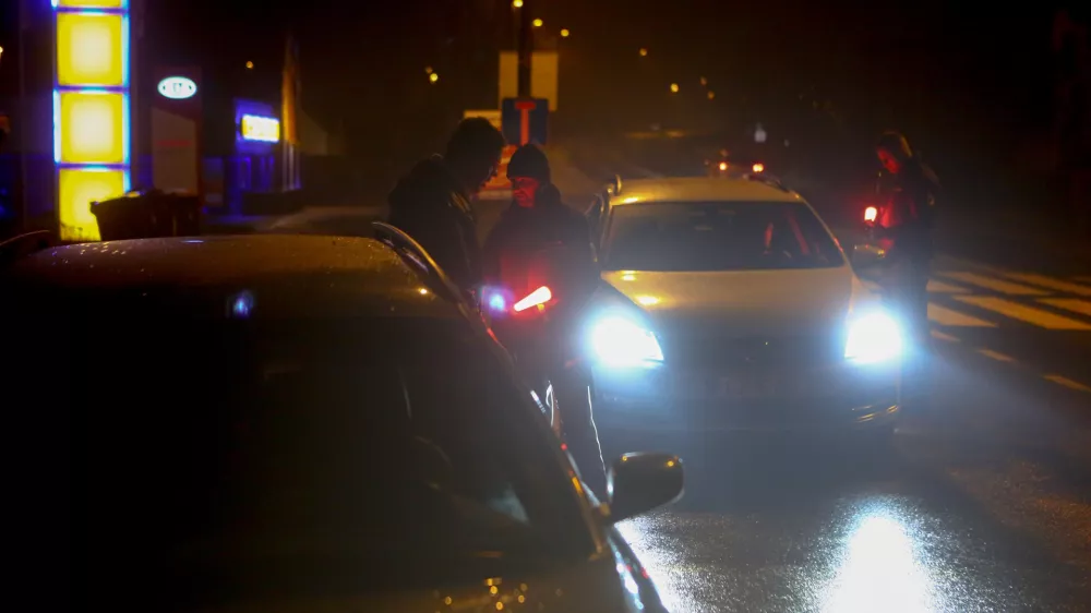 - policist - javna uprava - kazenska politika- 19.01.2015 - Ttrža&scaron;ka cesta pri Dolgem mostu - Policija - nadzor prometa - policijska prometna patrulja - poostrena kontrola cestnega prometa v nočnih urah - //FOTO: Bojan Velikonja