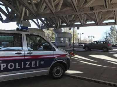 - 18.01.2016 - Avstrija - mejni prehod Karavanke - Avstrijska policija zaradi navala beguncev izvaja poostren nadzor na mejnih prehodih - preverjanje dokumentov pri prestopu državne meje  ///FOTO: Luka Cjuha.