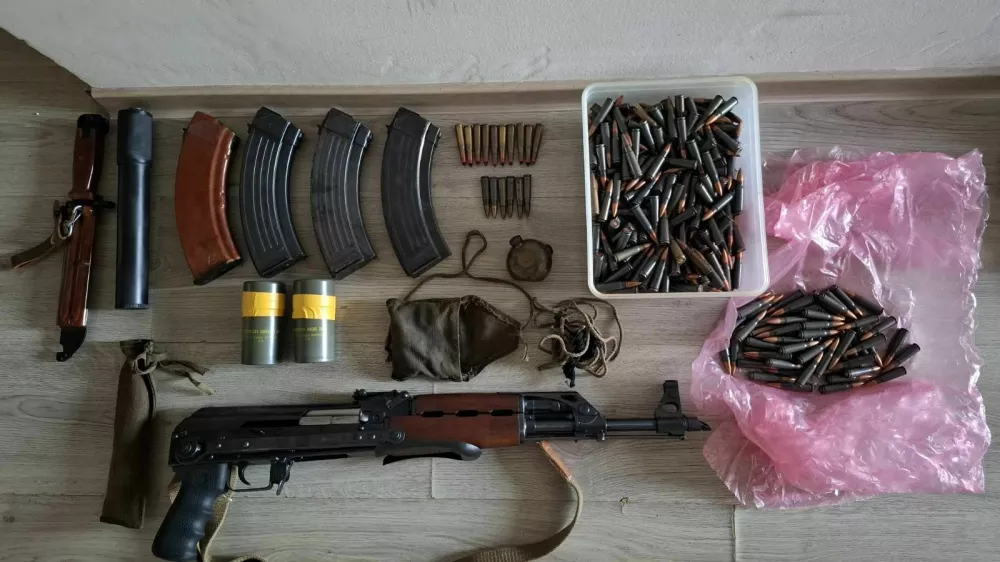 Policisti so na&scaron;li in zasegli &scaron;e avtomatsko pu&scaron;ko s pripadajočimi okvirji, &scaron;katlo s 466 naboji ter dvema kosoma eksplozivnega sredstva topovski udar M81. 