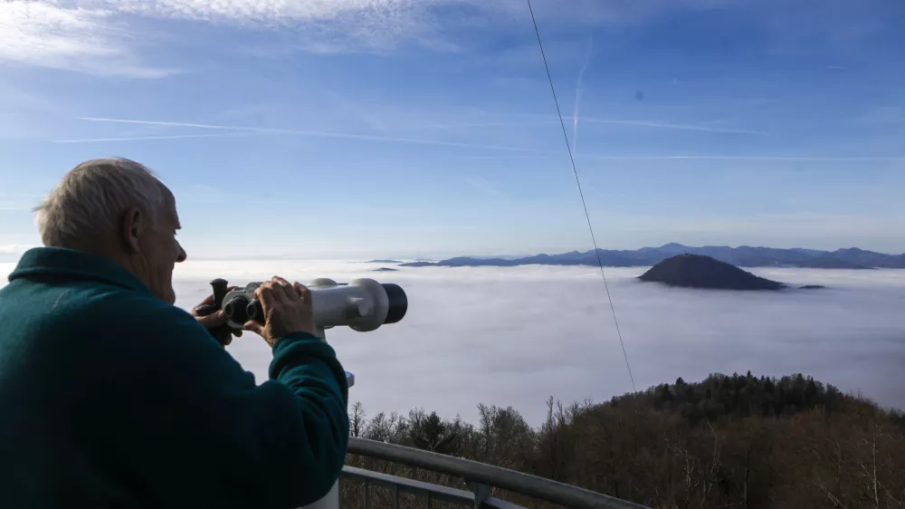 12.12.2025 - reportaža megla - megla v Ljubljani - ljubljanska megla - Ra&scaron;ica razgledni stolpFoto: Luka Cjuha