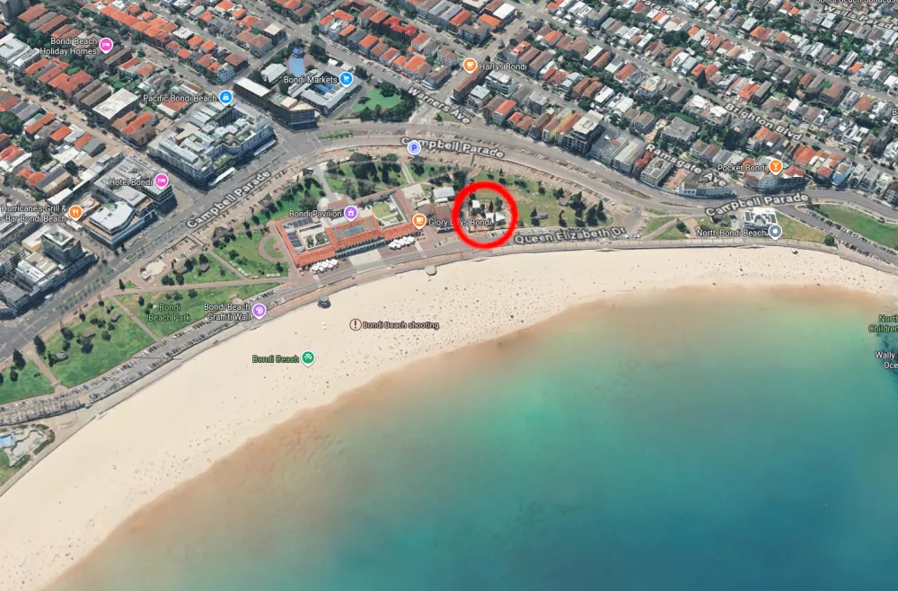 Pogled na slovito plažo. Z rdeči je označen kraj, kjer so priredili dogodek.