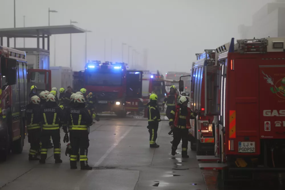 Znano, kje je zagorelo v Sparovem skladi&scaron;ču; požar poga&scaron;en