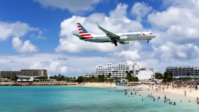 Letalo pred pristankom. / Foto: iStock