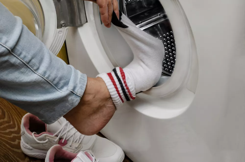 Če jih želimo dobro očistiti, moramo prati pri vi&scaron;jih temperaturah (ali pa jih zlikati). / Foto: Istock