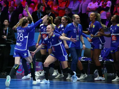 Handball - 2025 IHF World Women's Handball Championship - Bronze Medal Match - France v Netherlands - Rotterdam Ahoy, Rotterdam, Netherlands - December 14, 2025 France's Lucie Granier and France's Alicia Toublanc celebrate after winning the bronze medal match REUTERS/Piroschka Van De Wouw