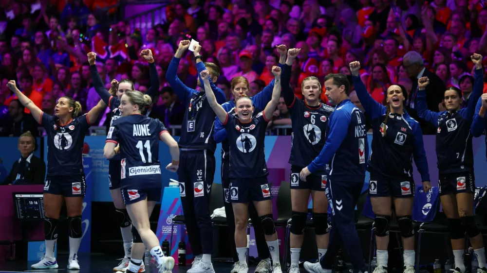 Handball - 2025 IHF World Women's Handball Championship - Final - Germany v Norway - Rotterdam Ahoy, Rotterdam, Netherlands - December 14, 2025 Norway coach Ole Gustav Gjekstad and the players react REUTERS/Piroschka Van De Wouw