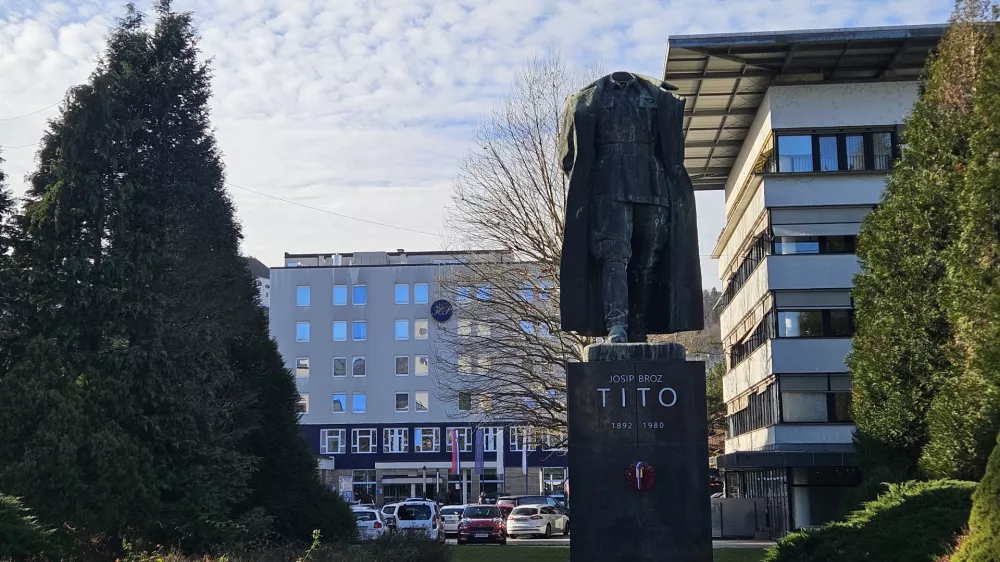 Velenje, Titov trg.Obglavljen bronasti kip Josipa Broza - Tita.