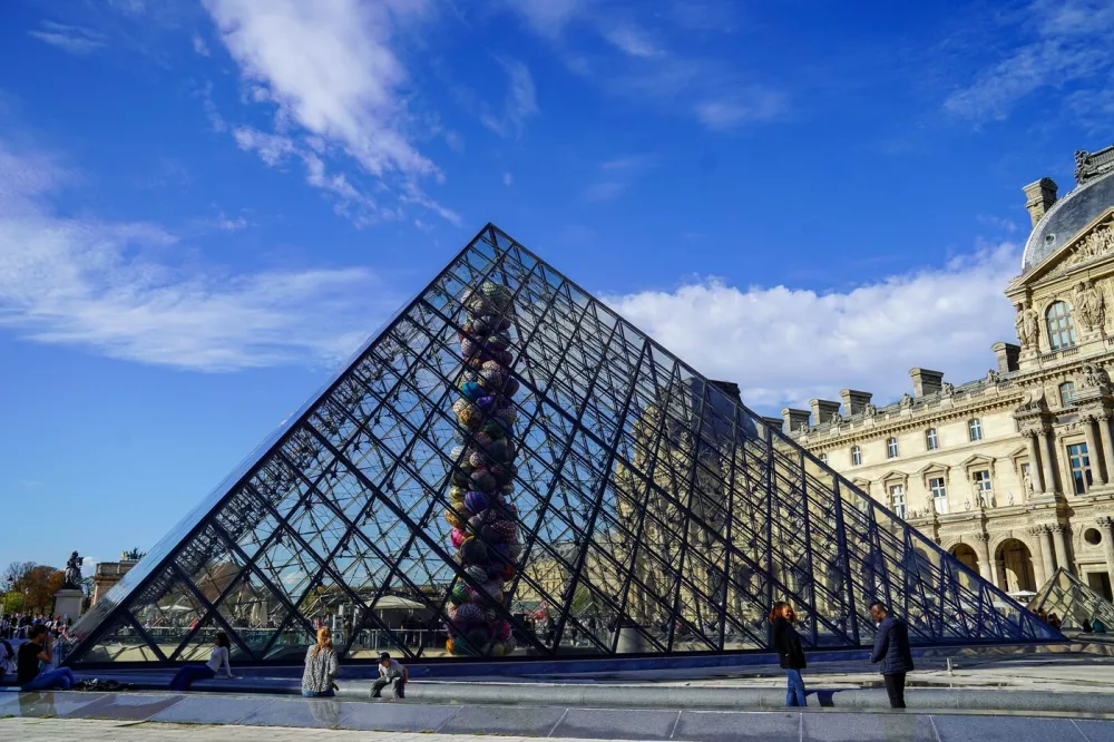 Paris, France, October 20th 2022: I. M. Pei pyramid Ieoh Ming Pei in Napoleon Courtyard center and next to the Louvre Museum in the city of Paris, France. Copyright: xDanielaxJ.xPorcellix/xSPPx spp-en-DaJ.PoSp-20221020-DP309889,Image: 891643918, License: Rights-managed, Restrictions: imago is entitled to issue a simple usage license at the time of provision. Personality and trademark rights as well as copyright laws regarding art-works shown must be observed. Commercial use at your own risk.;PUBLICATIONxNOTxINxBRAxMEX, Model Release: no