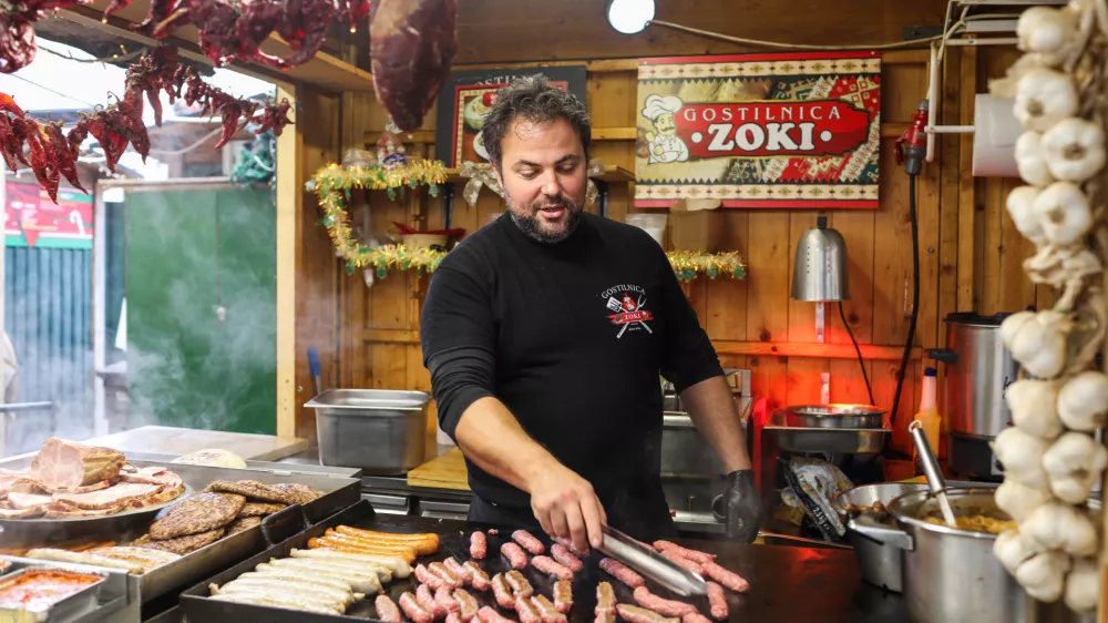 Praznični sejem z nekaj presenečenji: od klobas do dubajskih mi&scaron;k in harmonike