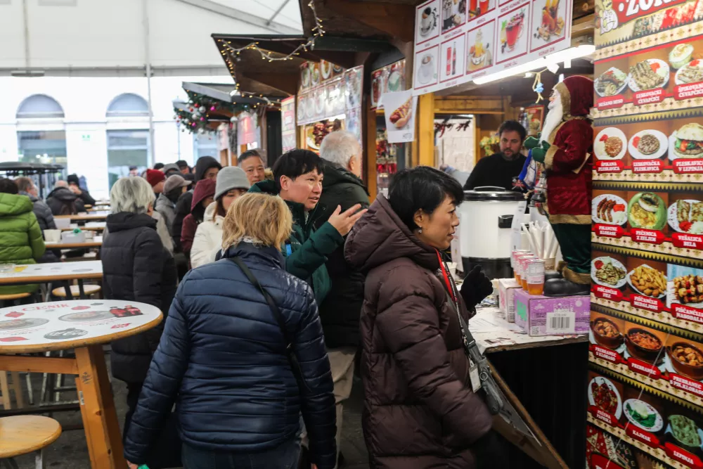 Praznični sejem z nekaj presenečenji: od klobas do dubajskih mi&scaron;k in harmonike