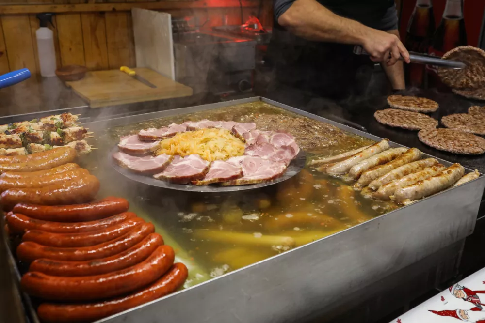 Praznični sejem z nekaj presenečenji: od klobas do dubajskih mi&scaron;k in harmonike