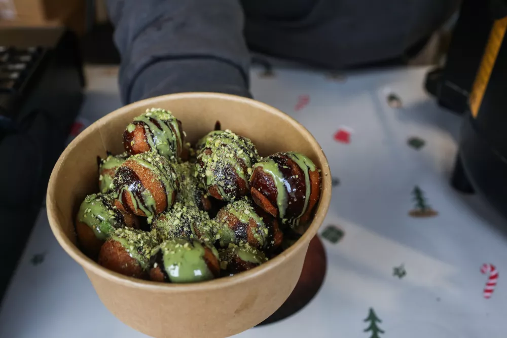 Praznični sejem z nekaj presenečenji: od klobas do dubajskih mi&scaron;k in harmonike