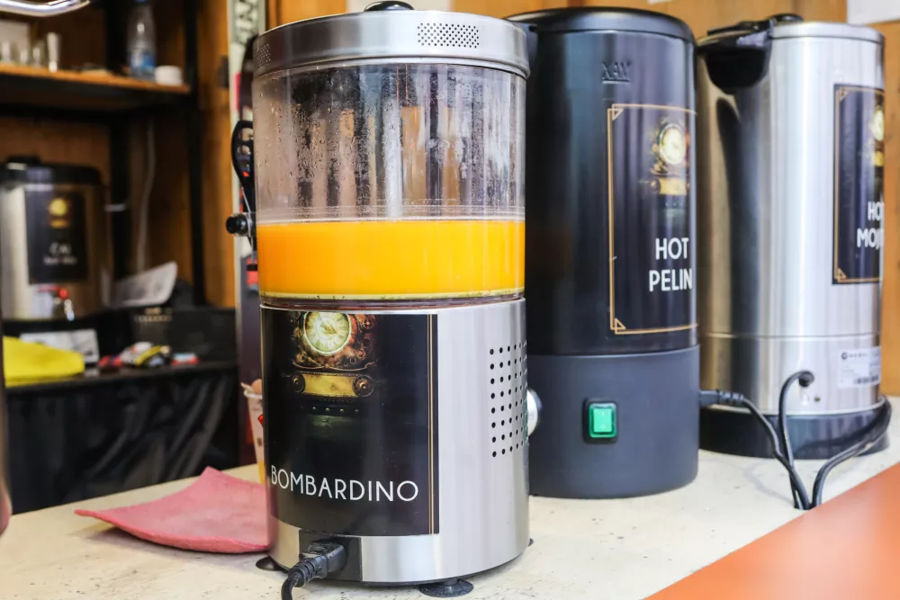 Praznični sejem z nekaj presenečenji: od klobas do dubajskih mi&scaron;k in harmonike