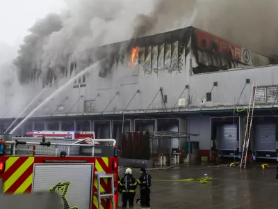 -14.12.2025. - Obsežen požar skladi&scaron;ča in logističnega centra SPAR Slovenija.- gasilci,//FOTO: Bojan Velikonja