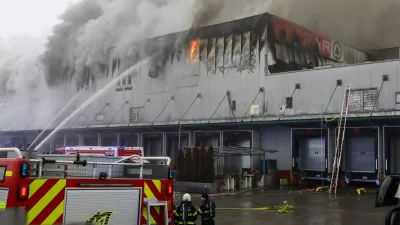 -14.12.2025. - Obsežen požar skladišča in logističnega centra SPAR Slovenija.- gasilci,//FOTO: Bojan Velikonja