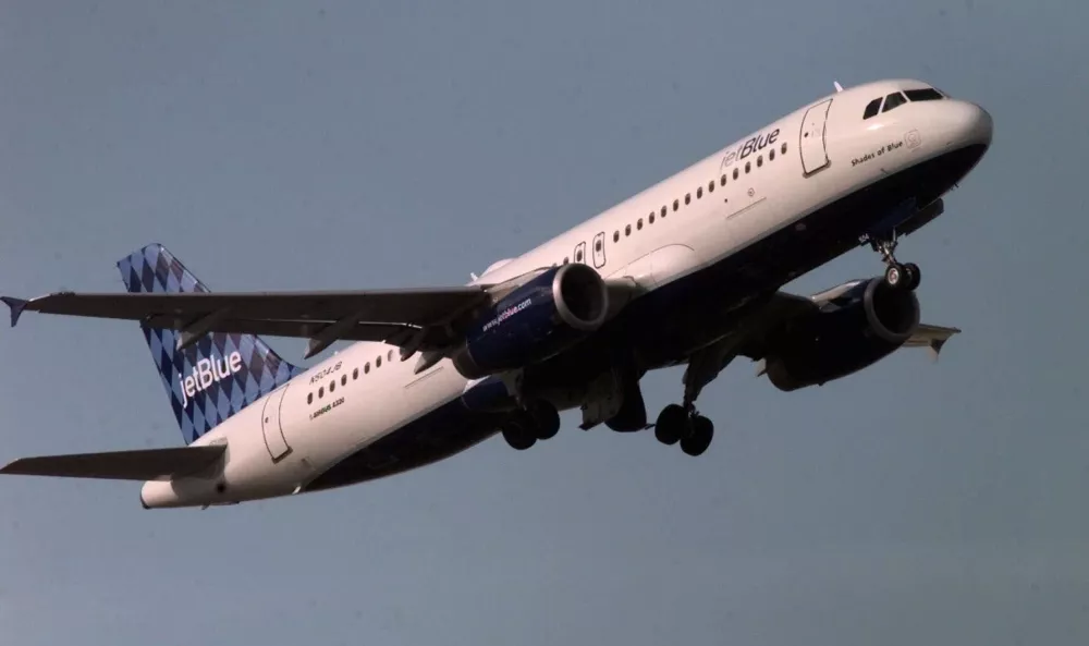 **ADVANCE FOR WEEKND EDITIONS OF JULY 20-21 FILE ** A JetBlue leaves South Burlington, Vt., Thursday, Sept. 7, 2000. As low-fare carriers JetBlue Airways and Southwest Airlines expand into new markets, they increasingly tiptoe on each other's turf. With both arlines serving a growing number of routes along the coasts and across the continent, frugal travelers are finding more opportunities to choose between them. (AP Photo/Toby Talbot).   HOUCHRON CAPTION (07/21/2002): JetBlue, which has 27 Airbus 320s, was launched two years ago with a focus on taking customers from the biggest carriers.