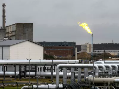 11 December 2025, Mecklenburg-Western Pomerania, Lubmin: A mixture of natural gas and hydrogen burns off at the end of the filling of the first hydrogen pipeline. The pipeline operator Gascade is using a section of the former Opal pipeline for this purpose. The pipeline is to be called "Hyos" in future. Photo: Stefan Sauer/dpa