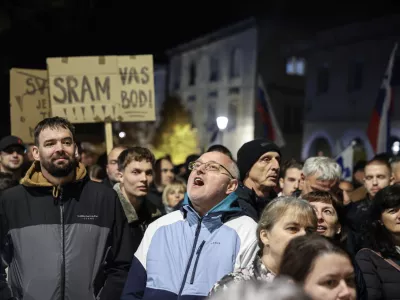 - 28.10.2025 - Izredna skup&scaron;čina občine Novo Mesto s svetniki in predstavniki vlade in protest proti romskemu nasilju z naslovom Dovolj je!//FOTO: Jaka Gasar