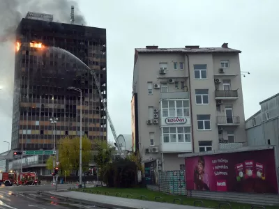 18.11.2025. - Zagreb, Hrvatska - Pozar u Vjesnikovom neboderu. Vatra se siri na nize katove. Svi vatrogasci s podrucja grada su na terenu i pokusavaju vatru staviti pod nadzor. Photo: Josip Mikacic/PIXSELL