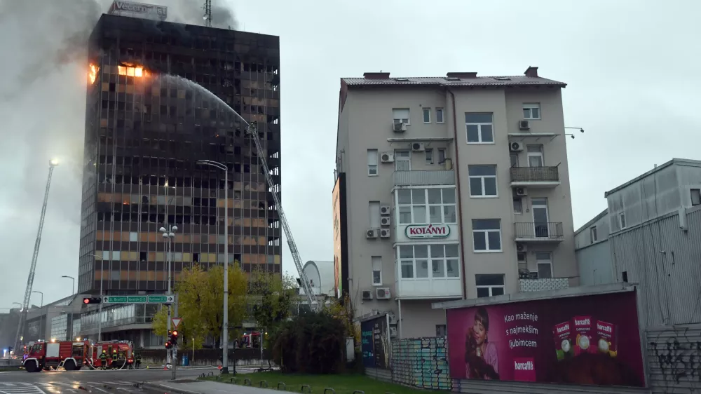 18.11.2025. - Zagreb, Hrvatska - Pozar u Vjesnikovom neboderu. Vatra se siri na nize katove. Svi vatrogasci s podrucja grada su na terenu i pokusavaju vatru staviti pod nadzor. Photo: Josip Mikacic/PIXSELL