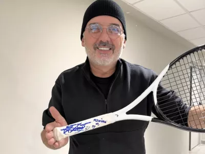 Tony Cetinski z loparjem, ki mu ga je poklonil in nanj posvetilo napisal Novak Đoković. / Foto: instagram Tonyja Cetinskega