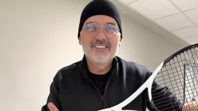 Tony Cetinski z loparjem, ki mu ga je poklonil in nanj posvetilo napisal Novak Đoković. / Foto: instagram Tonyja Cetinskega