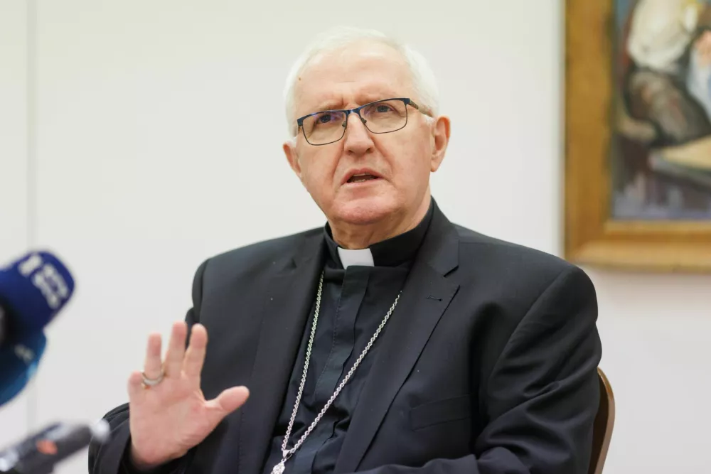 Manj vernikov in duhovnikov, nad&scaron;kofija ukinja 12 župnij