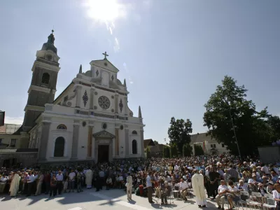 Manj vernikov in duhovnikov, nad&scaron;kofija ukinja 12 župnij