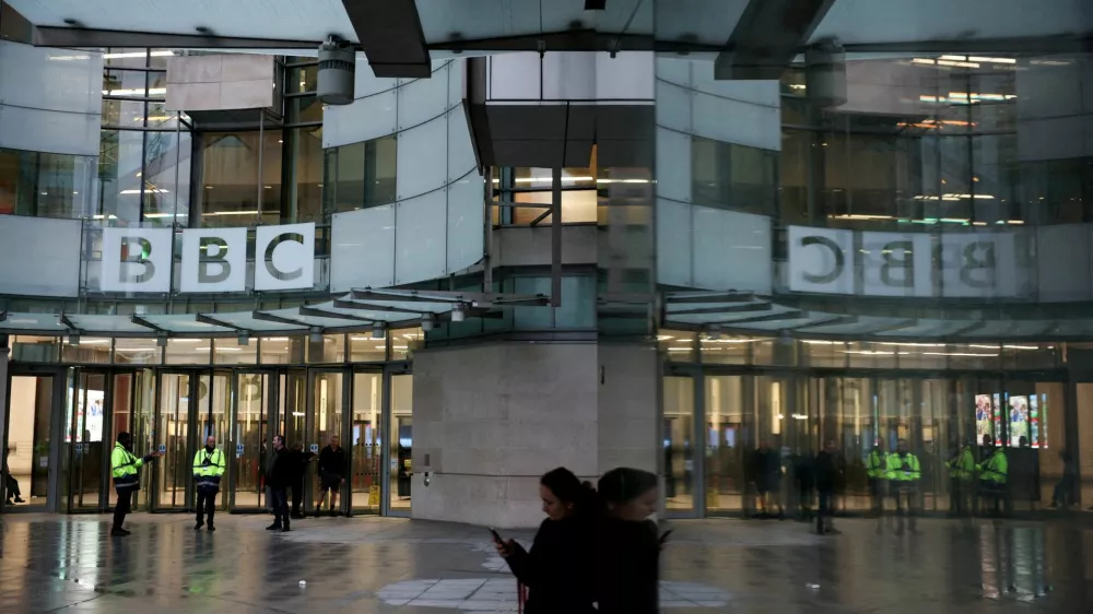 FILE PHOTO: People stand outside BBC Broadcasting House, after Director General Tim Davie and CEO of BBC News Deborah Turness resigned on Sunday, November 9, following accusations of bias at the British broadcaster, including in the way it edited a speech by U.S. President Donald Trump, in London, Britain, November 14, 2025. REUTERS/Isabel Infantes/File Photo