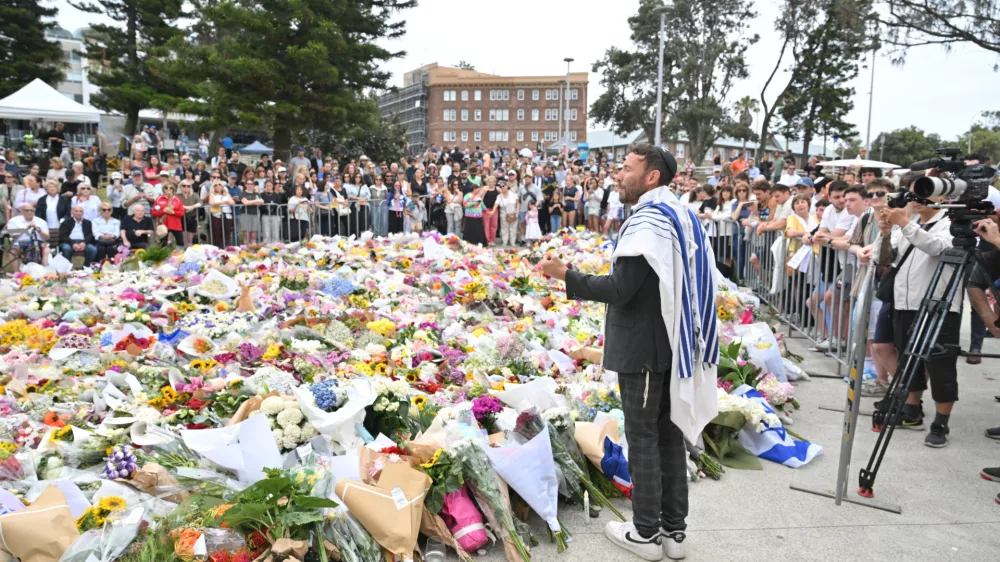 16 December 2025, Australia, Sydney: A rabbi address mourners at a memorial at Bondi Beach after gunmen opened fire, killing 15 people in an attack designed to target the Jewish community. Photo: Mick Tsikas/AAP/dpa