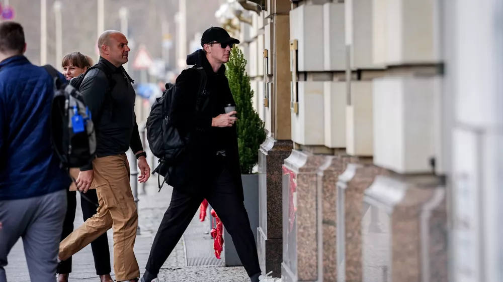 Nemcija, Berlin.Zet ameriskega predsednika Jared Kushner je prispel v hotel Adlon, kjer bo sodeloval z ukrajinskimi in evropskimi predstavniki o nacrtih za koncanje vojne v Ukrajini.